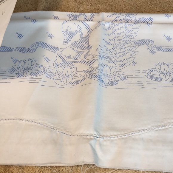 Herrschner’s Embroidery Stamped Cloth Pillowcases 9630 Swan - Picture 6 of 9